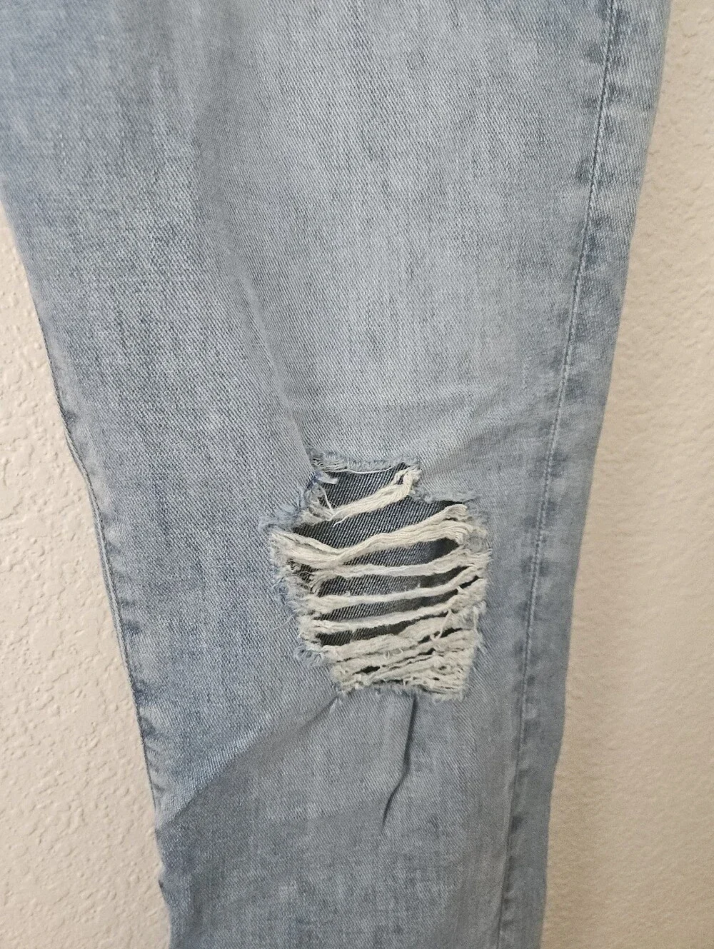 FRAME le garcon organic cotton distressed Boyfriend jeans, 28